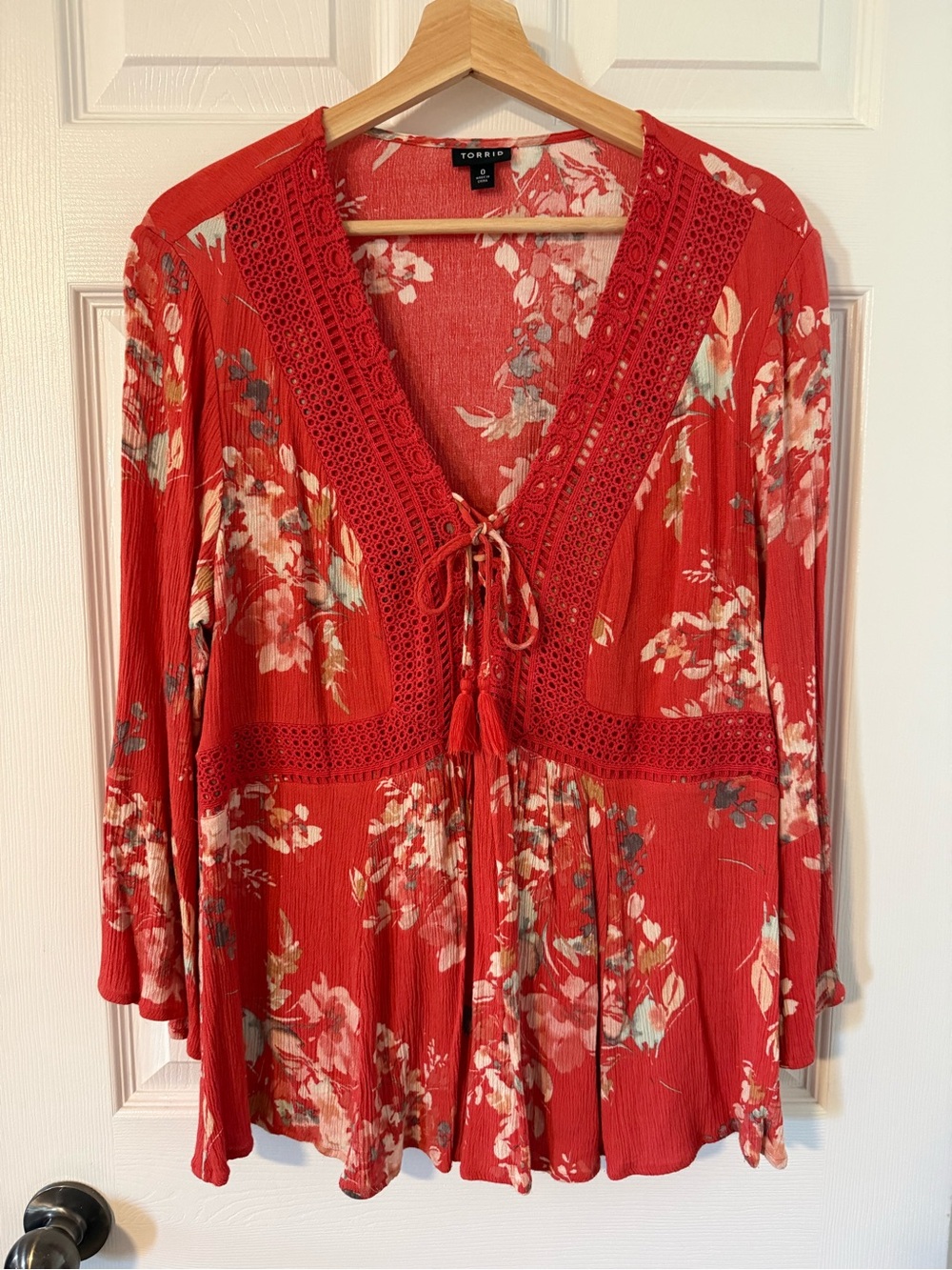 95. TORRID LACE UP BABYDOLL FLORAL CRINKLE GAUZE CROCHET BOHO TOP SZ 0